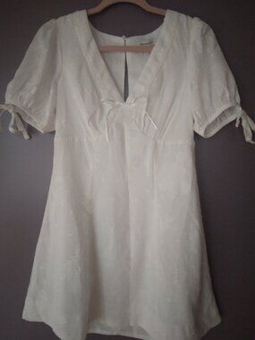WHITE BEAUTIFUL DRESS/ SMALL/ BY FRANCESCA'S